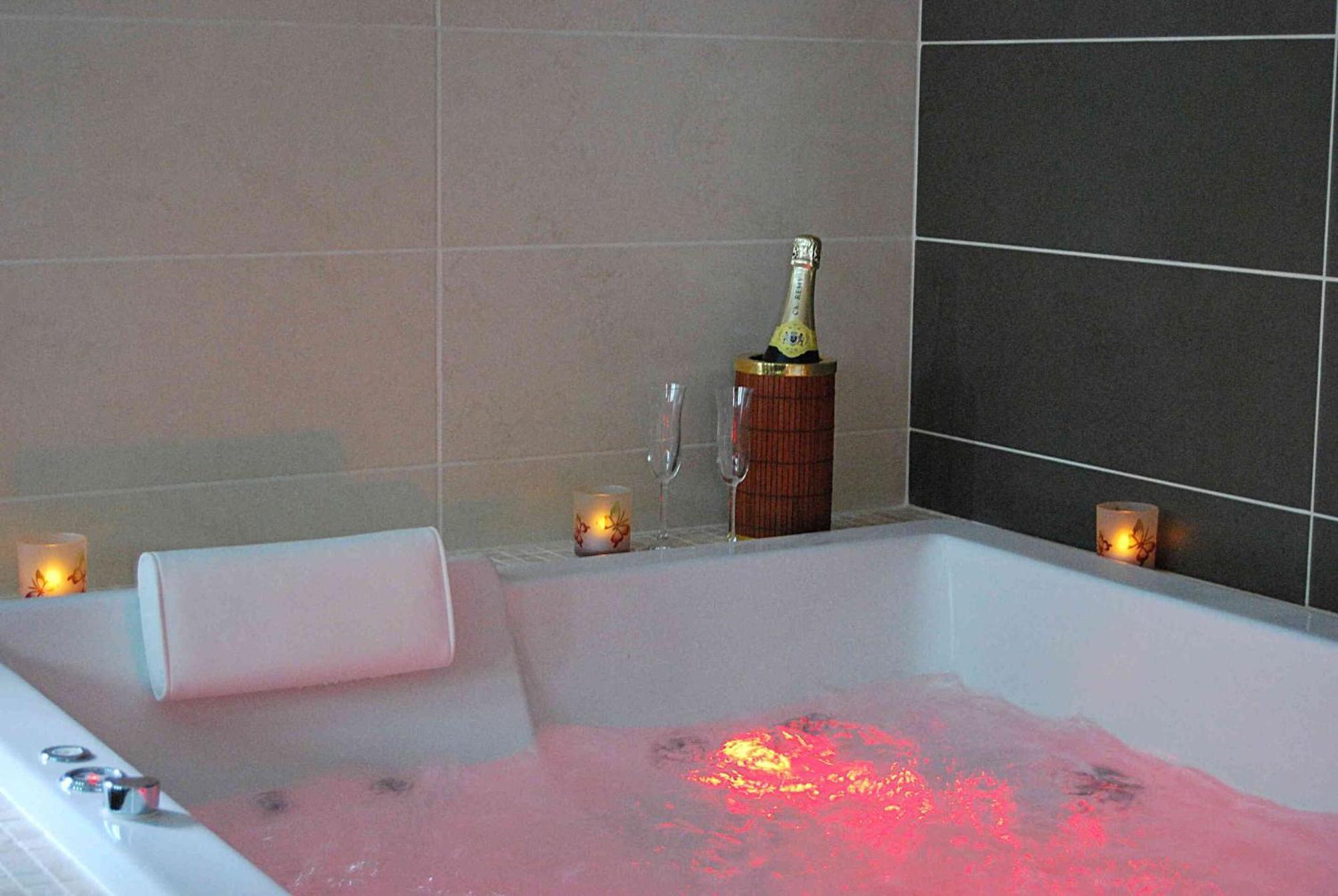 Le Clos Des Tilleuls D Day Home, Chambres D'Hotes, Suite Avec Sauna Privatif, Suite Avec Balneotherapie Privative, En Supplement Option Spa Bain A Remous La Vendelée Zewnętrze zdjęcie